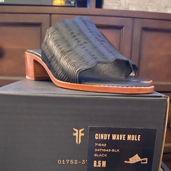 Frye Cindy Wave Mule - Picture 2 of 3